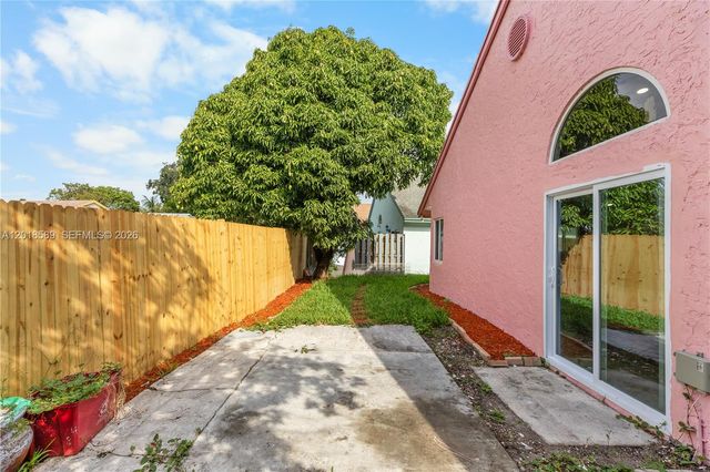 1035 W Jasmine Ln, North Lauderdale, FL 33068