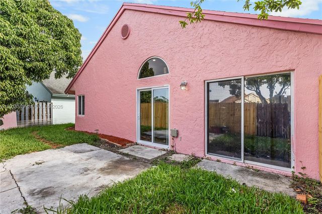 1035 W Jasmine Ln, North Lauderdale, FL 33068