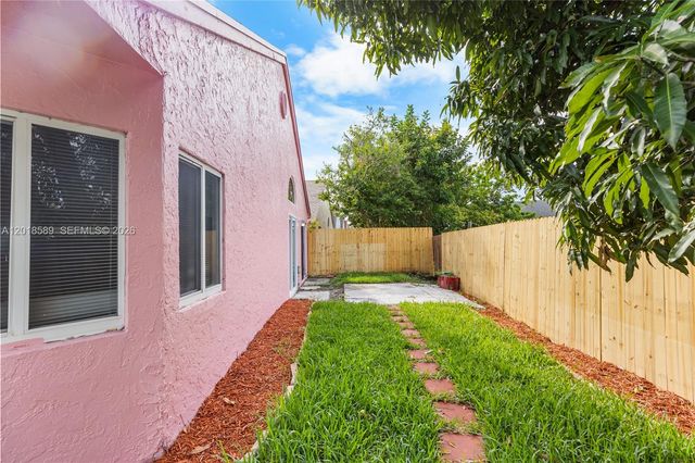 1035 W Jasmine Ln, North Lauderdale, FL 33068