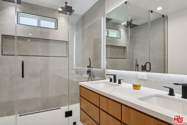 13117 Magnolia Boulevard, Sherman Oaks, CA 91423