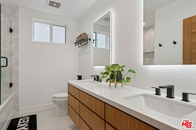 13117 Magnolia Boulevard, Sherman Oaks, CA 91423