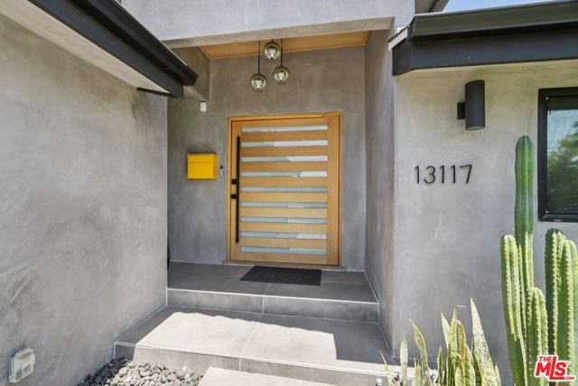 13117 Magnolia Boulevard, Sherman Oaks, CA 91423