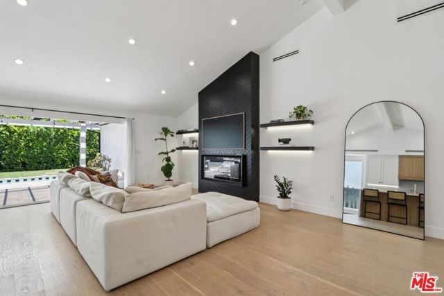 13117 Magnolia Boulevard, Sherman Oaks, CA 91423