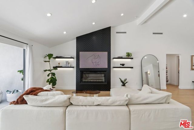 13117 Magnolia Boulevard, Sherman Oaks, CA 91423