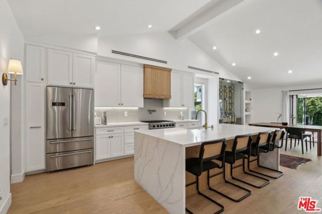 13117 Magnolia Boulevard, Sherman Oaks, CA 91423