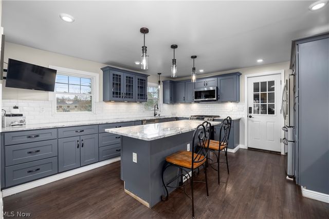 6635 Lake Ave, Elyria, OH 44035