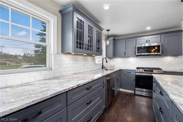 6635 Lake Ave, Elyria, OH 44035