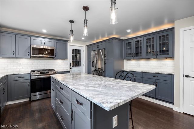 6635 Lake Ave, Elyria, OH 44035