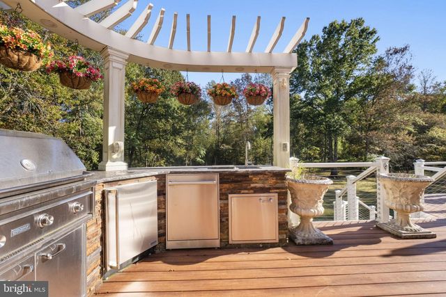 11561 STUART MILL RD, Oakton, VA 22124