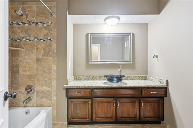 5408 NW 58th Terrace, Kansas City, MO 64151