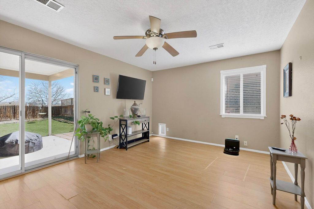 Image 9 of property listing at 3114 Chama Meadows Drive NE, Rio Rancho, NM 87144