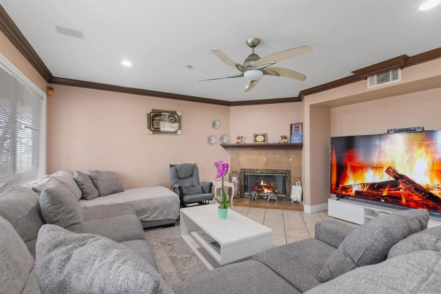10394 Valley Waters Dr, Spring Valley, CA 91978