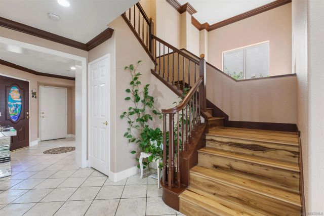 10394 Valley Waters Dr, Spring Valley, CA 91978