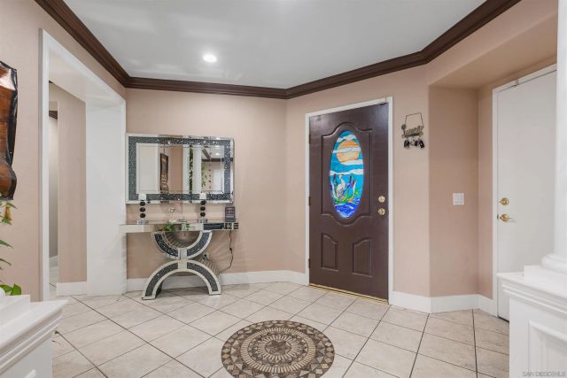 10394 Valley Waters Dr, Spring Valley, CA 91978