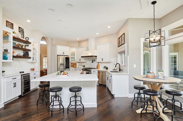 1885 Glen Oaks Drive, West Des Moines, IA 50266
