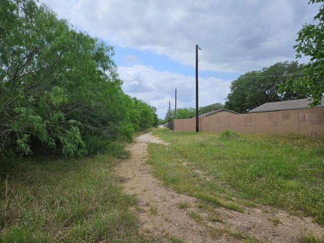 302 San Marcos Highway, Luling, TX 78648