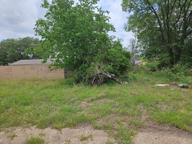 302 San Marcos Highway, Luling, TX 78648