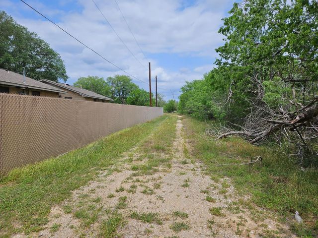 302 San Marcos Highway, Luling, TX 78648