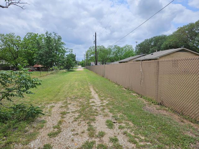 302 San Marcos Highway, Luling, TX 78648