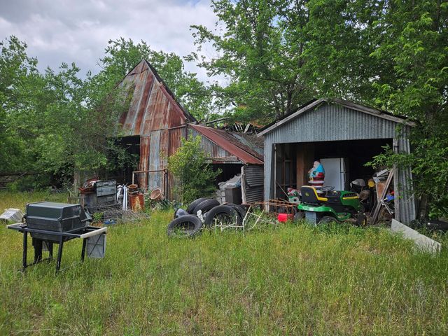 302 San Marcos Highway, Luling, TX 78648