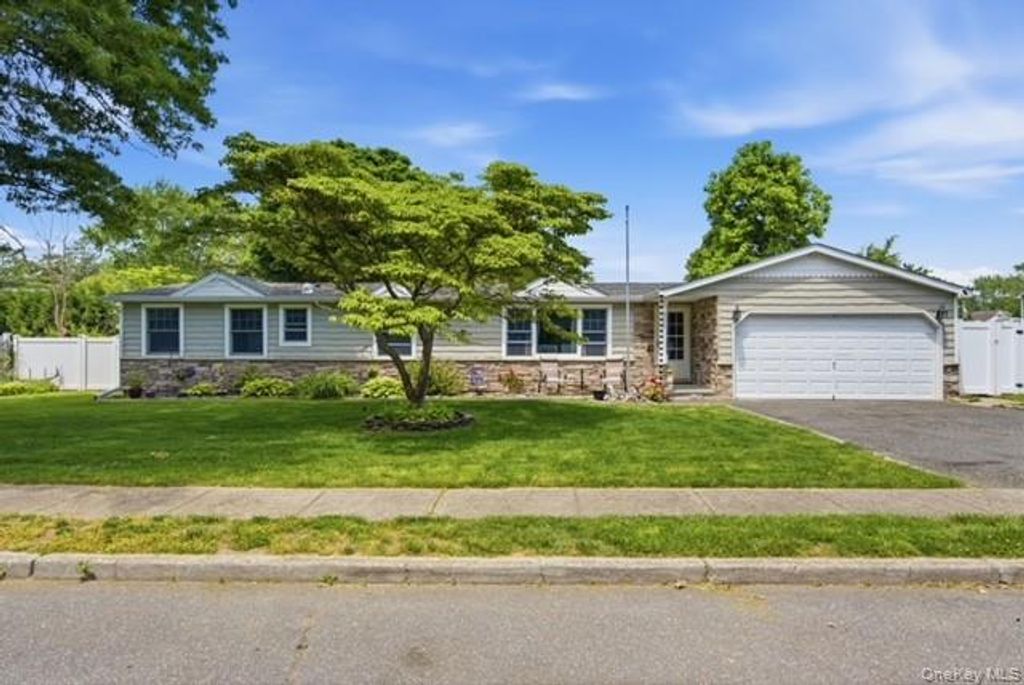 322 Columbia Street, Holbrook, NY 11741