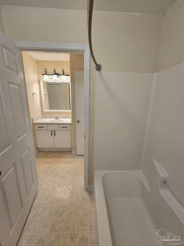 8133 Heirloom Dr, Pensacola, FL 32514