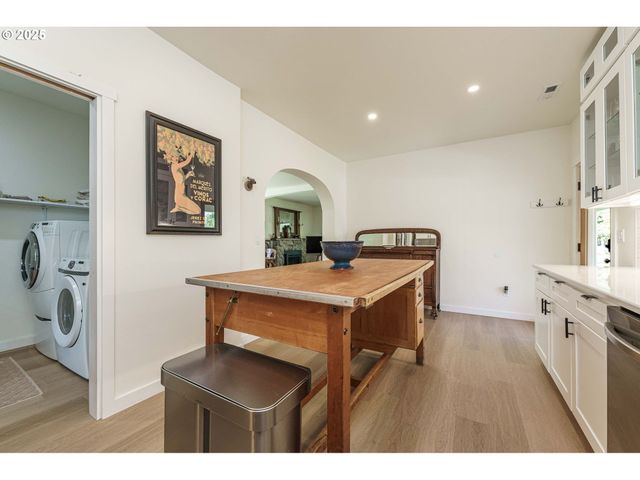 510 N KUTCH St, Carlton, OR 97111