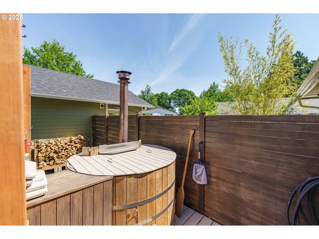 510 N KUTCH St, Carlton, OR 97111