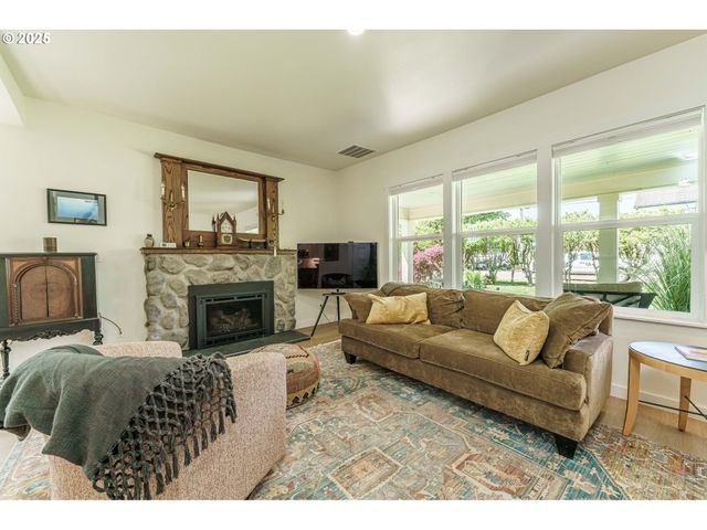 510 N KUTCH St, Carlton, OR 97111