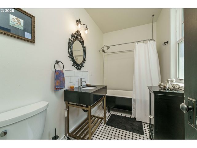 510 N KUTCH St, Carlton, OR 97111