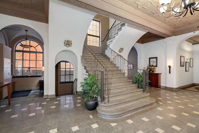 212 N Center Street 301, Bloomington, IL 61701