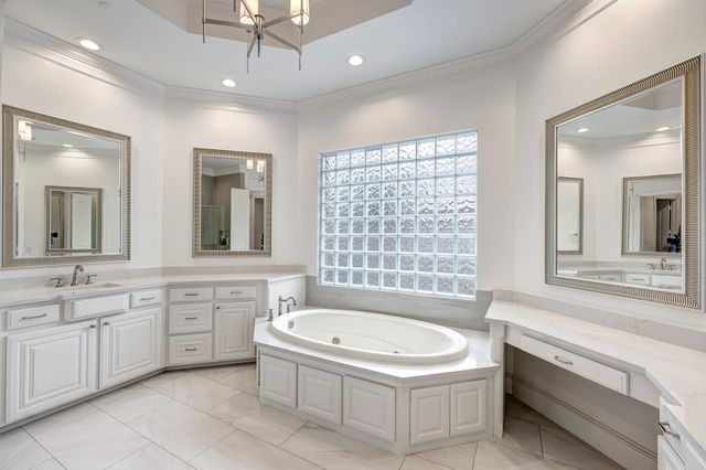 1117 Traweek Street, Spring Valley Village, TX 77055