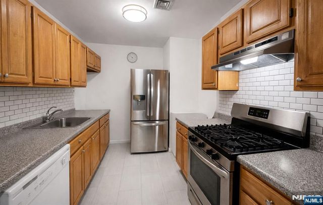 65 Fairview Street 3C, Palisades Park, NJ 07650