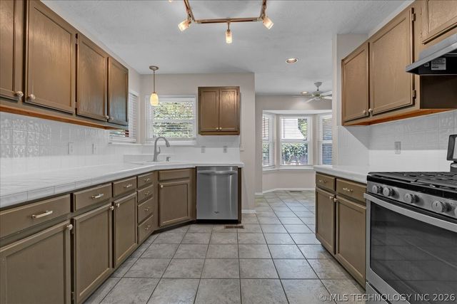2412 W Twin Oaks Street, Broken Arrow, OK 74011