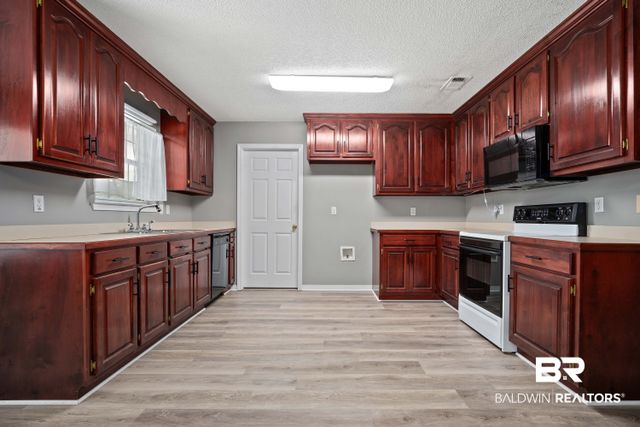 7394 Spaceview Dr, Saraland, AL 36571