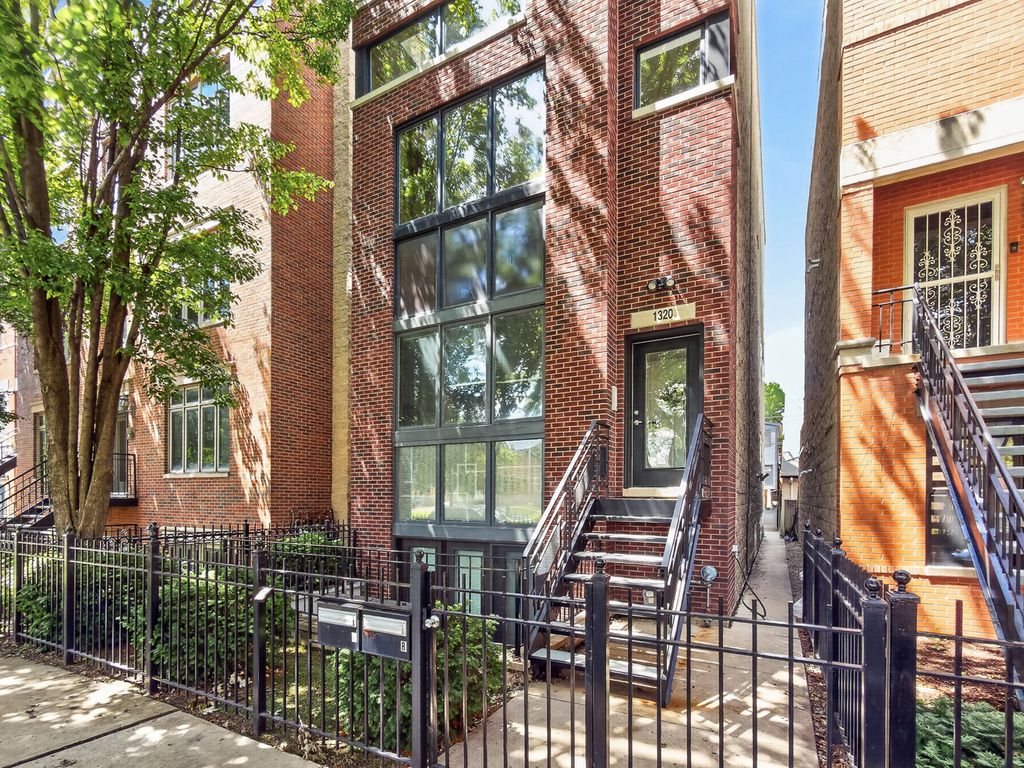 1320 W Grenshaw Street 2, Chicago, IL 60607
