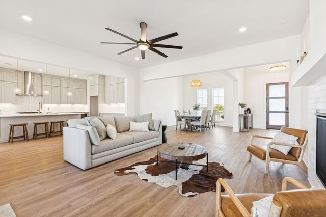 711 Hummingbird Lane, Justin, TX 76247