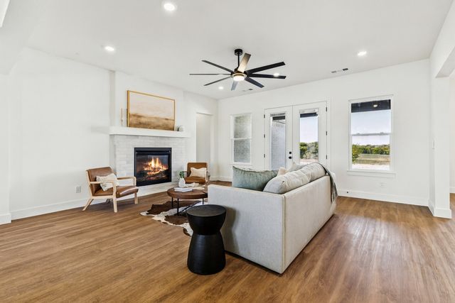 711 Hummingbird Lane, Justin, TX 76247