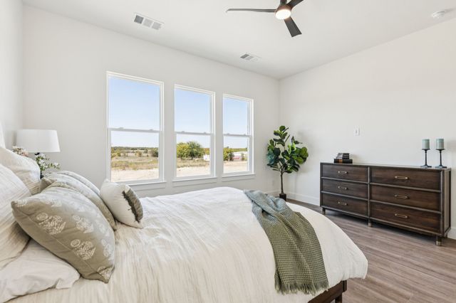 711 Hummingbird Lane, Justin, TX 76247