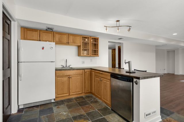 9080 Parkside Drive, Woodbury, MN 55125