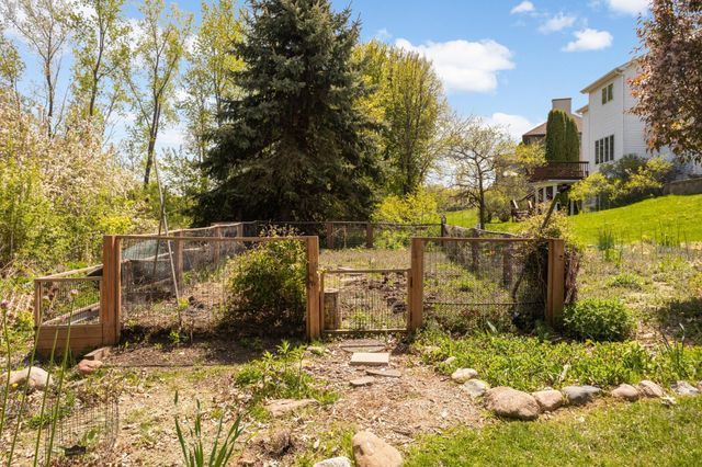 9080 Parkside Drive, Woodbury, MN 55125