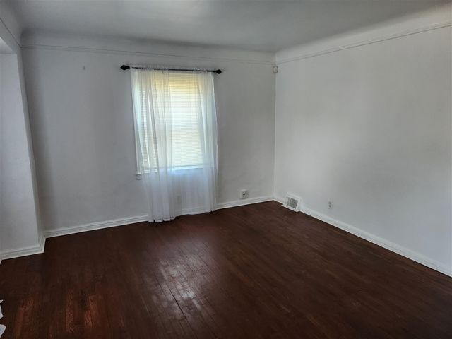 19212 Kingsville Street, Harper Woods, MI 48225