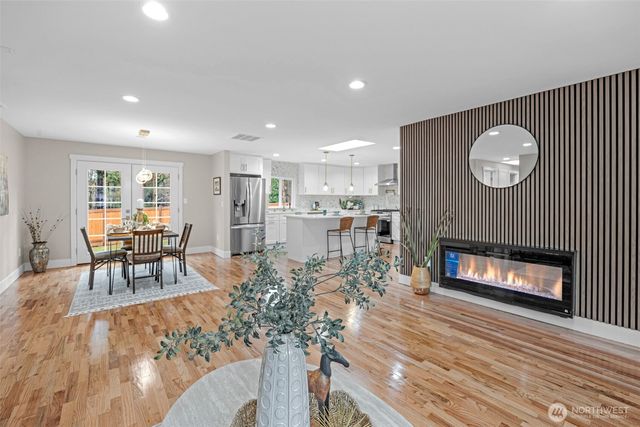 20008 Meridian Place N, Shoreline, WA 98133