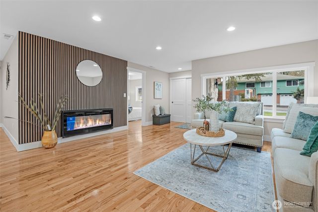 20008 Meridian Place N, Shoreline, WA 98133