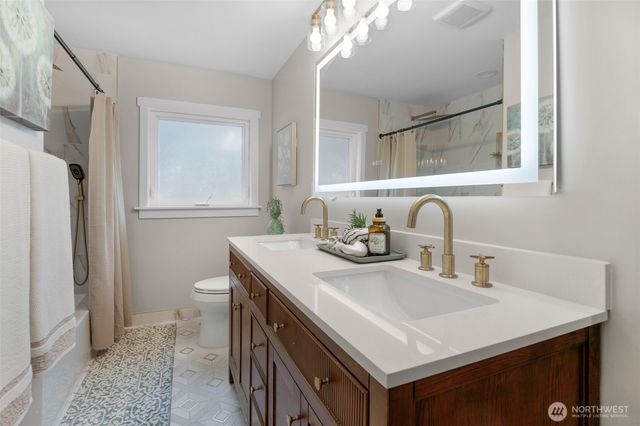 20008 Meridian Place N, Shoreline, WA 98133