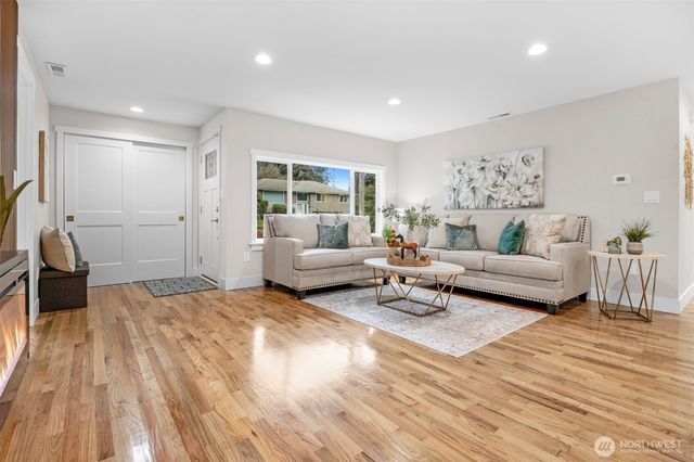 20008 Meridian Place N, Shoreline, WA 98133