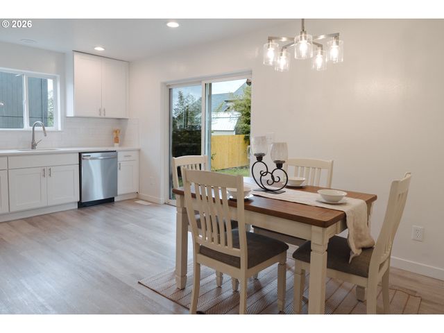 441 N 2ND St, St Helens, OR 97051