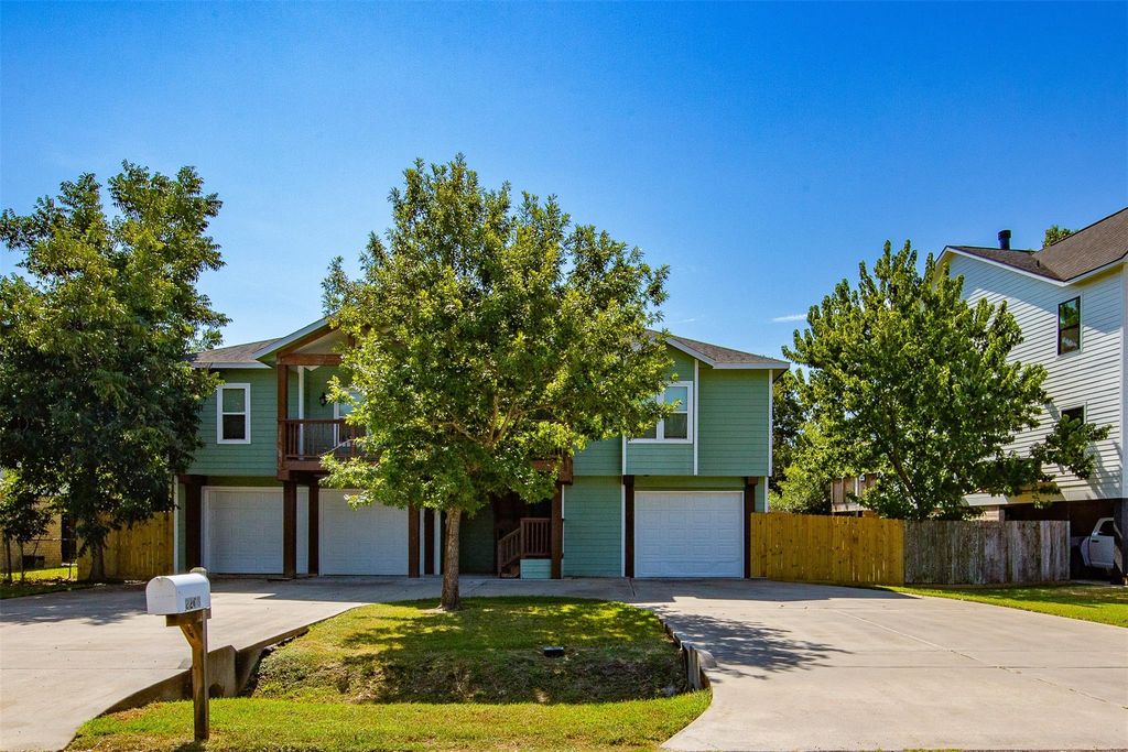 2205 Rimrock Street, Kemah, TX 77565
