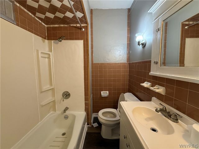 79 Henrietta Avenue, Buffalo, NY 14207
