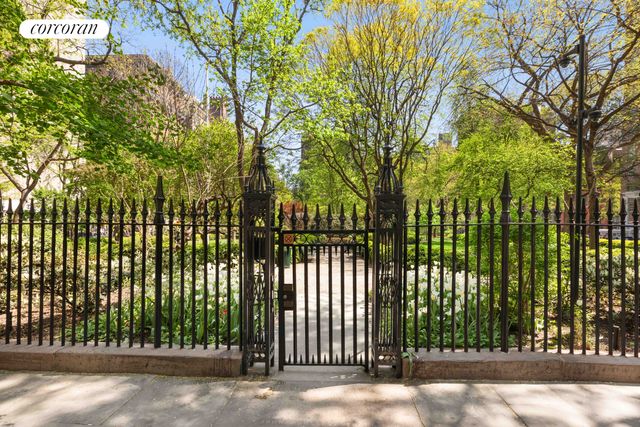 22 GRAMERCY Park S PH, New York City, NY 10003